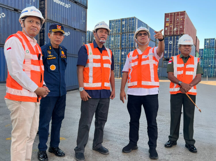 Tim Pengendalian Inflasi Daerah (TPID) Provinsi Nusa Tenggara Timur (NTT) melaksanakan inspeksi mendadak (sidak) di Pelindo Terminal Petikemas Kupang pada Selasa, (15/07/25)
Foto: Humas