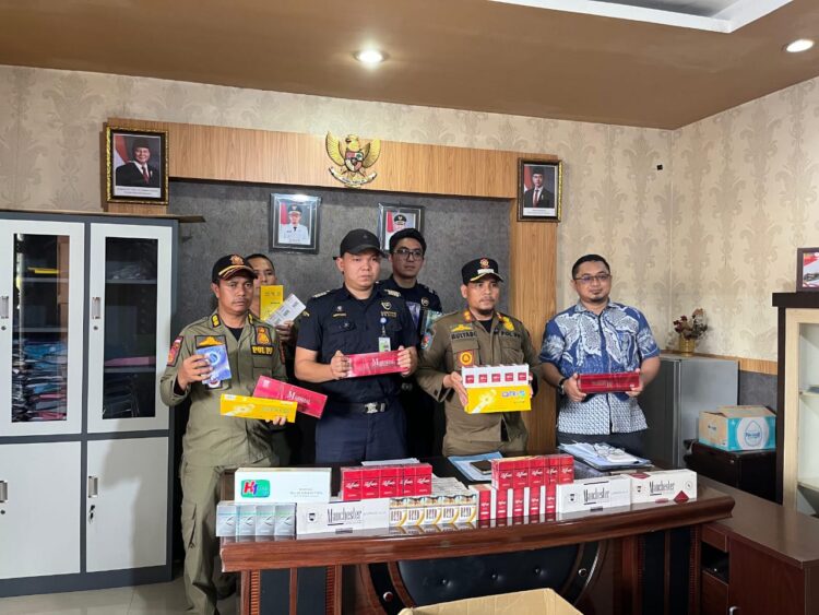 Bea Cukai Meulaboh bersama dengan Satuan Polisi Pamong Praja (Satpol PP) Kota Subulussalam telah melaksanakan operasi gabungan dalam rangka pemberantasan Barang Kena Cukai (BKC) Hasil Tembakau ilegal, pada Kamis, 3 Juli 2025
Foto: Humas BC