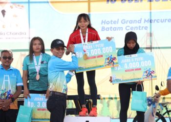 Kepala BP Batam/Wali Kota Batam Amsakar Achmad membuka Event Batam 10K 2025 pada Minggu (13/7/2025)
Foto: BP Batam
