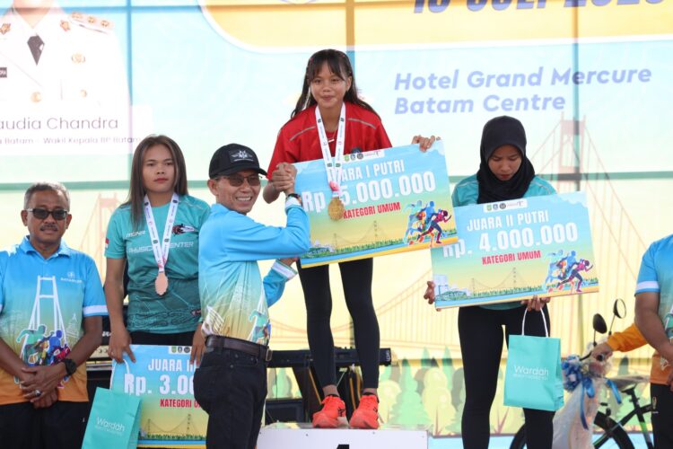 Kepala BP Batam/Wali Kota Batam Amsakar Achmad membuka Event Batam 10K 2025 pada Minggu (13/7/2025)
Foto: BP Batam