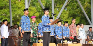 Kepala BP Batam/Wali Kota Batam Amsakar Achmad, memimpin upacara peringatan Hari Koperasi Nasional ke-78 yang berlangsung di Dataran Engku Putri, Senin (14/07/25)