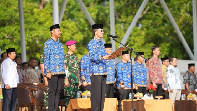 Kepala BP Batam/Wali Kota Batam Amsakar Achmad, memimpin upacara peringatan Hari Koperasi Nasional ke-78 yang berlangsung di Dataran Engku Putri, Senin (14/07/25)