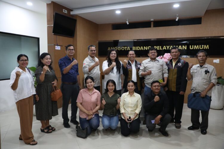 Kepala Badan Pengusahaan (BP) Batam, Amsakar Achmad melalui Anggota/Deputi Bidang Pelayanan Umum, Ariastuty Sirait menyambut baik rencana penanaman 1.000 pohon jenis mahoni di Daerah Tangkapan Air (DTA) Waduk oleh Keluaga Besar Banjarnahor Kota Batam
Foto: BP Batam