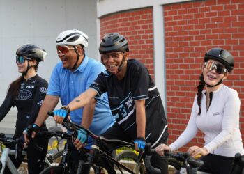 Kepala BP Batam, Amsakar Achmad, dan Wakil Kepala BP Batam, Li Claudia Chandra, mengikuti kegiatan Gowes Santai bersama Polda Kepri, Minggu (20/07/25)
Foto: BP Batam