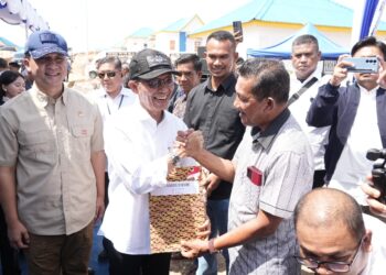94 Kepala Keluarga (KK) terdampak proyek Rempang Eco-City menerima Sertipikat Hak Milik (SHM) dari Menteri Transmigrasi RI, M. Iftitah Sulaiman, di Tanjung Banon, Selasa (12/08/25)