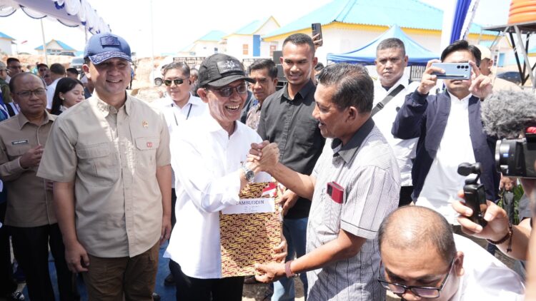 94 Kepala Keluarga (KK) terdampak proyek Rempang Eco-City menerima Sertipikat Hak Milik (SHM) dari Menteri Transmigrasi RI, M. Iftitah Sulaiman, di Tanjung Banon, Selasa (12/08/25)