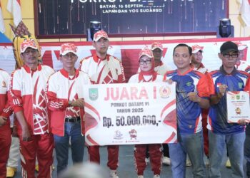 Kepala BP Batam sekaligus Wali Kota Batam, Amsakar Achmad, secara resmi menutup pelaksanaan Pekan Olahraga Kota (Porkot) Batam VI Tahun 2025 di Lapangan Yos Sudarso, Selasa (16/9/2025)
Foto: BP Batam