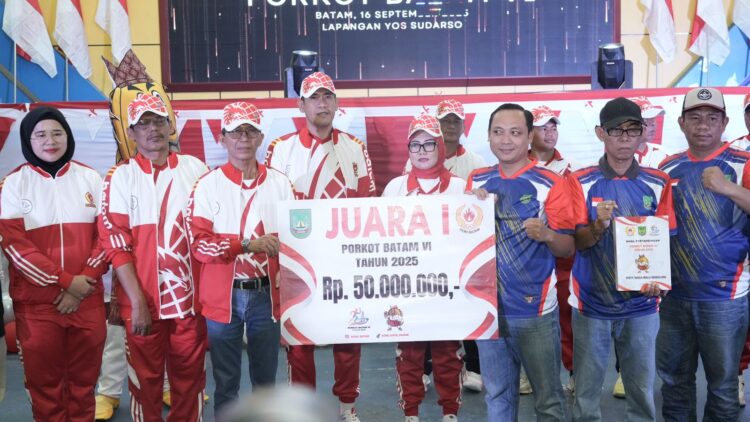 Kepala BP Batam sekaligus Wali Kota Batam, Amsakar Achmad, secara resmi menutup pelaksanaan Pekan Olahraga Kota (Porkot) Batam VI Tahun 2025 di Lapangan Yos Sudarso, Selasa (16/9/2025)
Foto: BP Batam