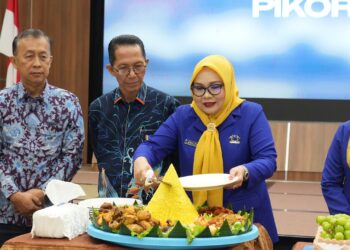 Kepala BP Batam yang juga merupakan Pelindung Persatuan Istri Karyawan BP Batam (PIKORI BP Batam), Amsakar Achmad, secara resmi melantik jajaran pengurus PIKORI BP Batam periode 2025–2029 di Balairung Sari BP Batam, Rabu (17/9/2025)
Foto: BP Batam