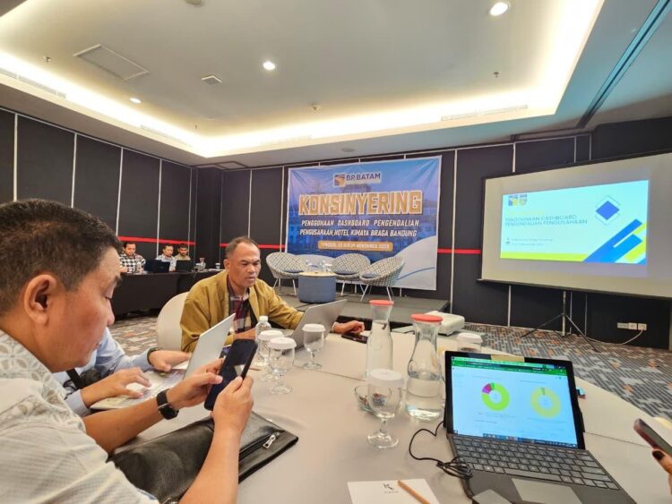 Direktorat Pengendalian Pengusahaan BP Batam melaksanakan pembukaan Konsinyering Penggunaan Dashboard Pengendalian Pengusahaan (Dash B-I dan B-Legal) pada Kamis (13/11/2025) di Hotel Kimaya Braga, Bandung.
Foto: BP Batam