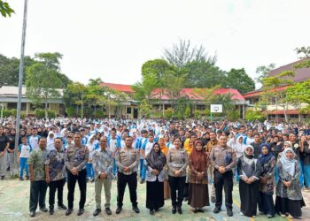 langkah konkret Polresta Barelang bersama Dinas Pendidikan Kota Batam dalam memperkuat pemahaman pelajar terhadap aturan lalu lintas, sekaligus membentuk budaya tertib berlalu lintas sejak usia dini. Jumat (14/11/25).
Foto: Humpol