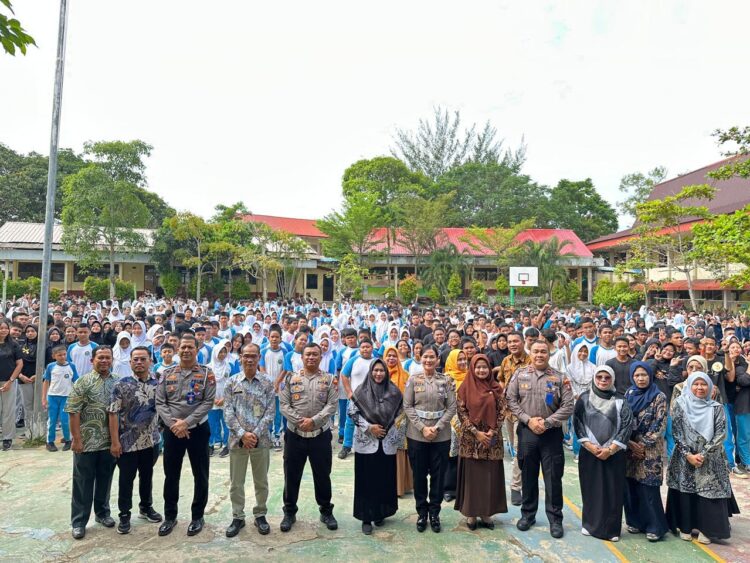 langkah konkret Polresta Barelang bersama Dinas Pendidikan Kota Batam dalam memperkuat pemahaman pelajar terhadap aturan lalu lintas, sekaligus membentuk budaya tertib berlalu lintas sejak usia dini. Jumat (14/11/25).
Foto: Humpol