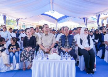 Kepala BP Batam, Amsakar Achmad dan Wakil Kepala BP Batam, Li Claudia Chandra menghadiri penyerahan bantuan perbekalan dan santunan nilai rumah asal kepada masyarakat transmigrasi lokal, di Tanjung Banun, Minggu (21/12/25).
Foto: BP Batam