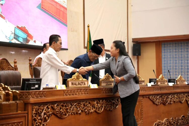 Hadiri Paripurna DPRD Batam, Amsakar Bahas Laporan Reses hingga Ranperda Adat Melayu
Foto: MCB