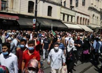 Umat Islam berbondong-bondong pulang usai mengikuti sholat Jumat di jalanan dan taman di sekitar Masjid Ayasofya, Istanbul, Jumat siang 24 Juli 2020. (Foto/Ngopibareng/Aulia Lukman Hakim)