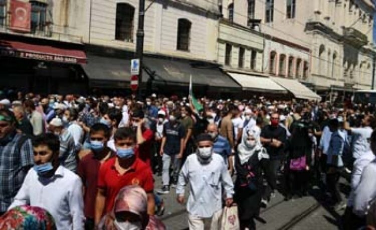 Umat Islam berbondong-bondong pulang usai mengikuti sholat Jumat di jalanan dan taman di sekitar Masjid Ayasofya, Istanbul, Jumat siang 24 Juli 2020. (Foto/Ngopibareng/Aulia Lukman Hakim)