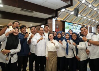 BP Batam secara resmi menyerahkan SK kepada 718 pegawai, terdiri dari 681 pegawai tetap dan 57 pegawai P2K, Senin (12/01/26).
Foto: BP Batam