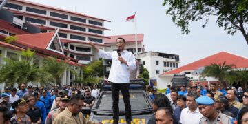 Kepala Badan Pengusahaan (BP) Batam, Amsakar Achmad bersama Wakil Kepala BP Batam, Li Claudia Chandra dan jajaran menemui langsung masyarakat Kelurahan Tanjung Sengkuang yang melakukan aksi penyampaian aspirasi, Kamis (22/01/26).
Foto: BP Batam