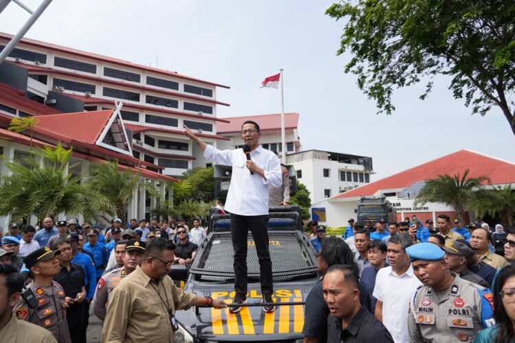 Kepala Badan Pengusahaan (BP) Batam, Amsakar Achmad bersama Wakil Kepala BP Batam, Li Claudia Chandra dan jajaran menemui langsung masyarakat Kelurahan Tanjung Sengkuang yang melakukan aksi penyampaian aspirasi, Kamis (22/01/26).
Foto: BP Batam