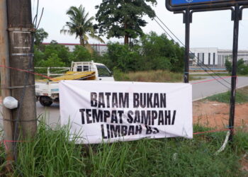 Spanduk yang dipasang warga Batam merespons masuknya limbah B3 dari luar negeri. Foto: Yogi Eka Sahputra/Mongabay Indonesia.