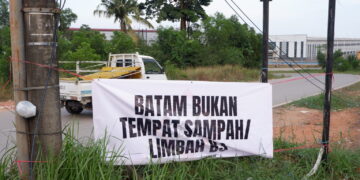 Spanduk yang dipasang warga Batam merespons masuknya limbah B3 dari luar negeri. Foto: Yogi Eka Sahputra/Mongabay Indonesia.