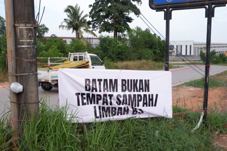 Spanduk yang dipasang warga Batam merespons masuknya limbah B3 dari luar negeri. Foto: Yogi Eka Sahputra/Mongabay Indonesia.
