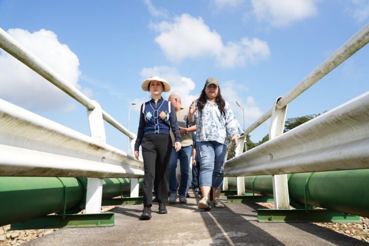 Wakil Kepala BP Batam, Li Claudia Chandra, meninjau kondisi empat waduk yang menjadi sumber air bersih masyarakat Batam, Sabtu (31/01/26)
Foto: BP Batam