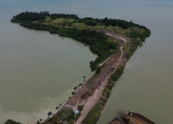 Dugaan pembuangan limbah berbahaya dan beracun (B3) mencuat di kawasan pesisir dekat area operasional PT Nanindah Mutiara Shipyard, yang berlokasi di kawasan industri Tanjung Uncang, Kecamatan Batu Aji, Kota Batam.
Foto: Istimewa