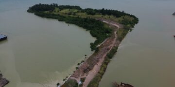 Dugaan pembuangan limbah berbahaya dan beracun (B3) mencuat di kawasan pesisir dekat area operasional PT Nanindah Mutiara Shipyard, yang berlokasi di kawasan industri Tanjung Uncang, Kecamatan Batu Aji, Kota Batam.
Foto: Istimewa