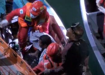 Yusuf Tankin, satu dari lima ABK yang terlibat dalam kecelakaan Tugboat PT. ASL akhirnya berhasil diselamatkan. Yusuf Tankin secara dramatis berhasil selamat setelah terjebak dan bertahan selama 38 jam didalam tugboat yang terbalik di perairan PT ASL Shipyard, Tanjunguncang, Batuaji, Batam, (08/03/26).
Foto: HP-Red