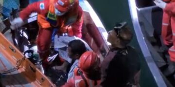 Yusuf Tankin, satu dari lima ABK yang terlibat dalam kecelakaan Tugboat PT. ASL akhirnya berhasil diselamatkan. Yusuf Tankin secara dramatis berhasil selamat setelah terjebak dan bertahan selama 38 jam didalam tugboat yang terbalik di perairan PT ASL Shipyard, Tanjunguncang, Batuaji, Batam, (08/03/26).
Foto: HP-Red