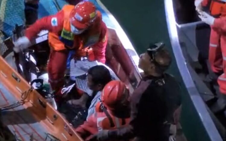 Yusuf Tankin, satu dari lima ABK yang terlibat dalam kecelakaan Tugboat PT. ASL akhirnya berhasil diselamatkan. Yusuf Tankin secara dramatis berhasil selamat setelah terjebak dan bertahan selama 38 jam didalam tugboat yang terbalik di perairan PT ASL Shipyard, Tanjunguncang, Batuaji, Batam, (08/03/26).
Foto: HP-Red