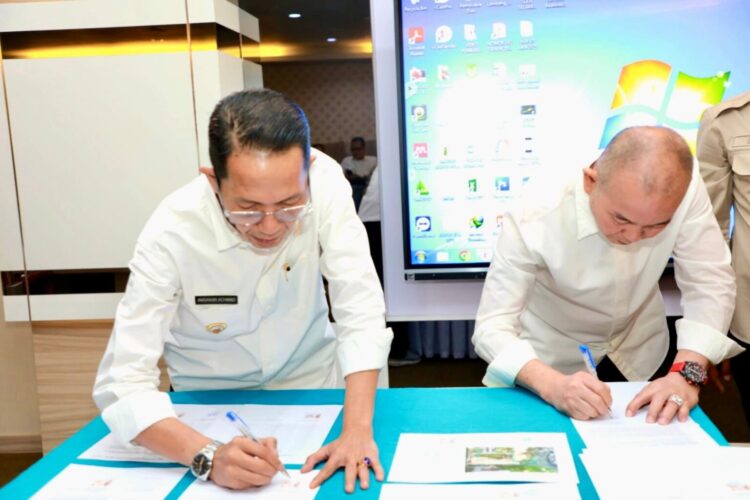 Wali Kota Batam, Amsakar Achmad, menandatangani KSP Pasar Induk Jodoh di Kantor Wali Kota Batam, Selasa (17/3/2026). Foto: Rumawi