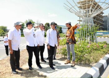 Hari pertama masuk kerja pasca Hari Raya Idulfitri 1447 Hijriah, Wali Kota Batam Amsakar Achmad langsung meninjau penataan taman dan pembangunan infrastruktur di sejumlah titik, Rabu (25/03/26).
Foto: MCB