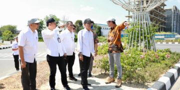 Hari pertama masuk kerja pasca Hari Raya Idulfitri 1447 Hijriah, Wali Kota Batam Amsakar Achmad langsung meninjau penataan taman dan pembangunan infrastruktur di sejumlah titik, Rabu (25/03/26).
Foto: MCB