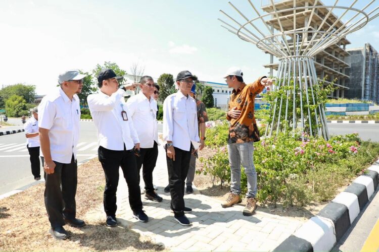 Hari pertama masuk kerja pasca Hari Raya Idulfitri 1447 Hijriah, Wali Kota Batam Amsakar Achmad langsung meninjau penataan taman dan pembangunan infrastruktur di sejumlah titik, Rabu (25/03/26).
Foto: MCB