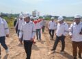 Komisi III DPRD Batam berkunjung ke Kawasan PT. Nanindah Mutiara Shipyard, dalam rangka sidak terkait dugaan limbah B3, pada Selasa siang (03/03/26).
Foto: beritabatam.co