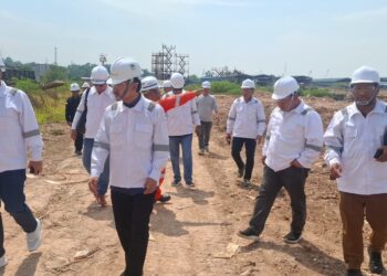 Komisi III DPRD Batam berkunjung ke Kawasan PT. Nanindah Mutiara Shipyard, dalam rangka sidak terkait dugaan limbah B3, pada Selasa siang (03/03/26).
Foto: beritabatam.co