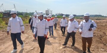 Komisi III DPRD Batam berkunjung ke Kawasan PT. Nanindah Mutiara Shipyard, dalam rangka sidak terkait dugaan limbah B3, pada Selasa siang (03/03/26).
Foto: beritabatam.co