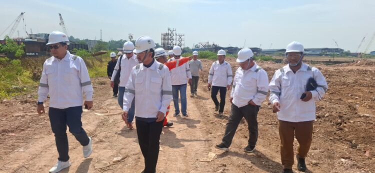 Komisi III DPRD Batam berkunjung ke Kawasan PT. Nanindah Mutiara Shipyard, dalam rangka sidak terkait dugaan limbah B3, pada Selasa siang (03/03/26).
Foto: beritabatam.co