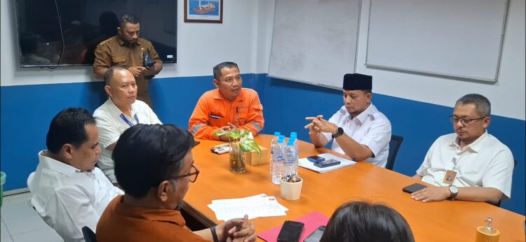 Manajemen PT. Nanindah Mutiara Shipyard Terima Komisi III DPRD Batam dalam Sidak Dugaan Penimbunan Limbah B3, Selasa (03/03/26).
Foto: beritabatam.co