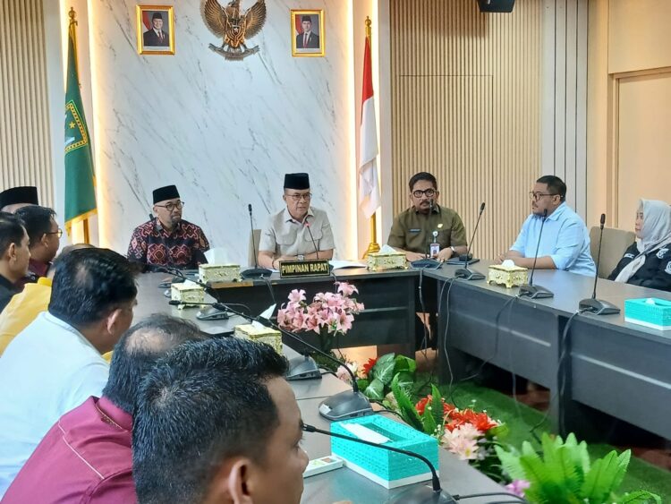 Wakil Ketua I DPRD Batam, Aweng Kurniawan Memimpin Rapat Dengar Pendapat Umum di DPRD Batam, Kamis (12/3/26)(Foto: Jamaludin)
