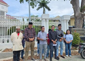 Forum Masyarakat Batam Bersuara Menggelar Konfrensi Pers di Depan Gedung Pemerintah Kota Batam, Selasa (10/03/26) (Foto: Jamaludin)