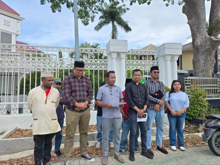Forum Masyarakat Batam Bersuara Menggelar Konfrensi Pers di Depan Gedung Pemerintah Kota Batam, Selasa (10/03/26) (Foto: Jamaludin)