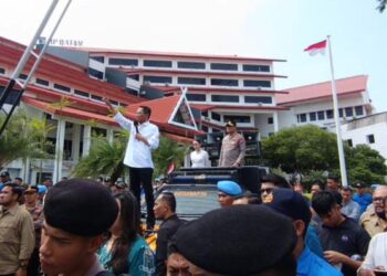 Amsakar Ahmad, Walikota Batam menghadapi Demonstran, Kamis (22/1/26) (Foto: Jamaludin)
