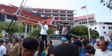 Amsakar Ahmad, Walikota Batam menghadapi Demonstran, Kamis (22/1/26) (Foto: Jamaludin)