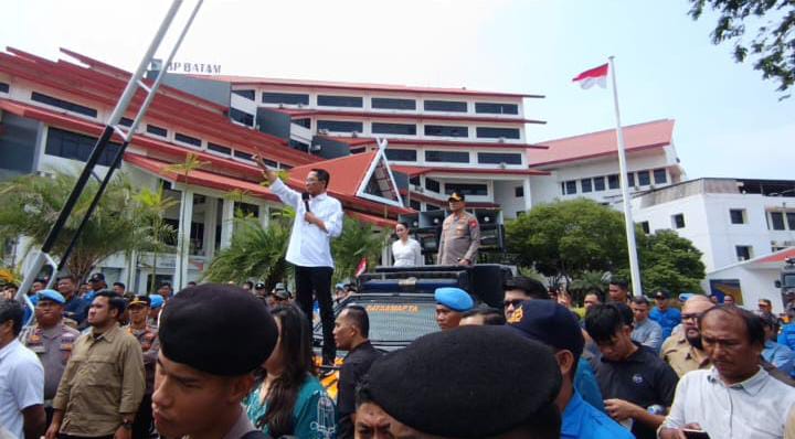 Amsakar Ahmad, Walikota Batam menghadapi Demonstran, Kamis (22/1/26) (Foto: Jamaludin)