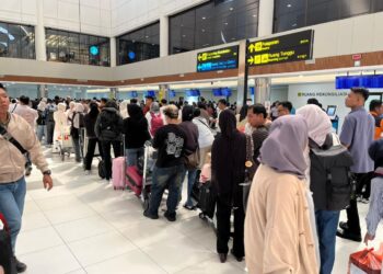 Antrean loket check in di Bandara Internasional Hang Nadim Batam, Rabu 18/03/26) 
(Foto: Jamaludin)