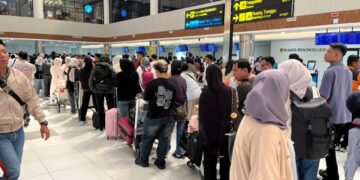 Antrean loket check in di Bandara Internasional Hang Nadim Batam, Rabu 18/03/26) 
(Foto: Jamaludin)