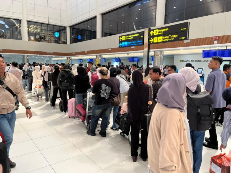 Antrean loket check in di Bandara Internasional Hang Nadim Batam, Rabu 18/03/26) 
(Foto: Jamaludin)